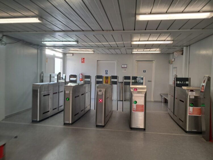 La estación de Renfe Cercanías Valencia de Tavernes de la Valldigna ejemplo de dejadez del Ministerio de Transportes y de Adif