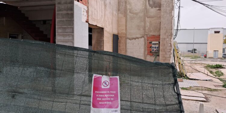 La estación de Renfe Cercanías Valencia de Tavernes de la Valldigna ejemplo de dejadez del Ministerio de Transportes y de Adif