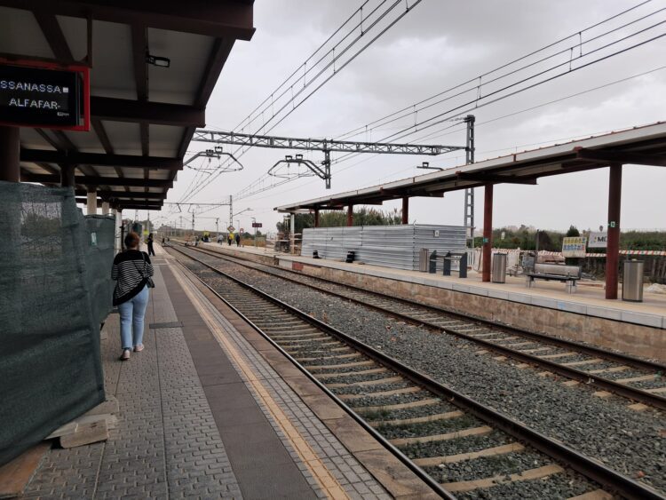 La estación de Renfe Cercanías Valencia de Tavernes de la Valldigna ejemplo de dejadez del Ministerio de Transportes y de Adif