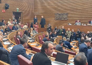 Perez Llorca comienza su discurso en el debate de investidura en Corts Valencianes con la ausencia de Mazón