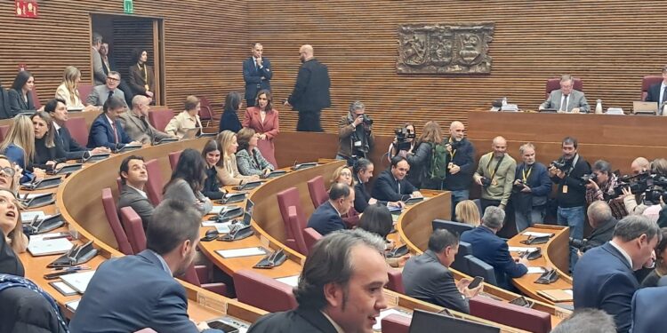 Perez Llorca comienza su discurso en el debate de investidura en Corts Valencianes con la ausencia de Mazón