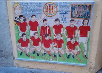 Homenaje al hockey en Valencia con un mural cerámico en la calle Juristas