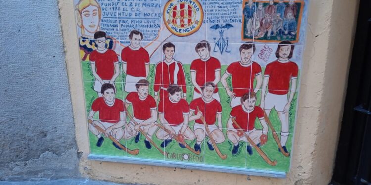 Homenaje al hockey en Valencia con un mural cerámico en la calle Juristas