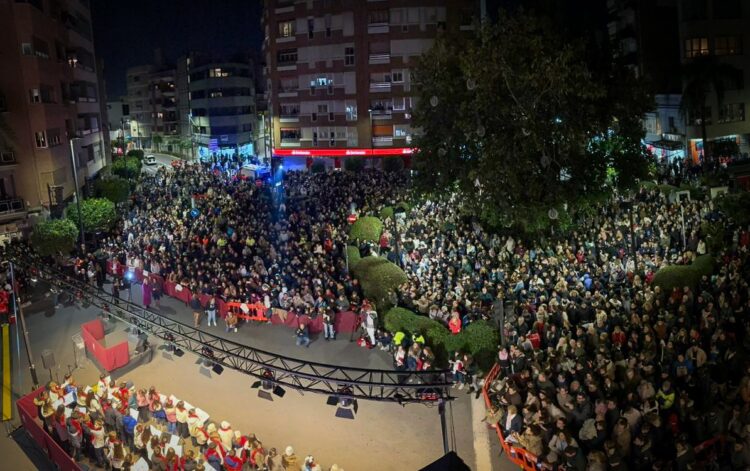 Torrent enciende la Navidad con un espectáculo lleno de magia infantil y talento local