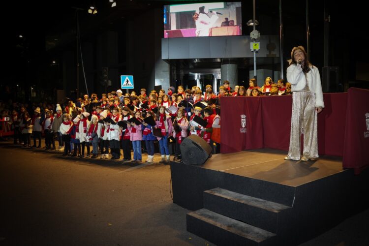 Torrent enciende la Navidad con un espectáculo lleno de magia infantil y talento local