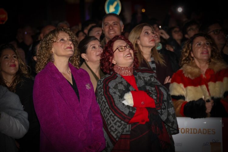 Torrent enciende la Navidad con un espectáculo lleno de magia infantil y talento local