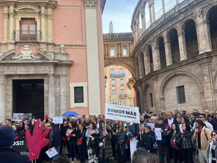 Cerca de mil personas en la manifestación de autónomos en Valencia este domingo