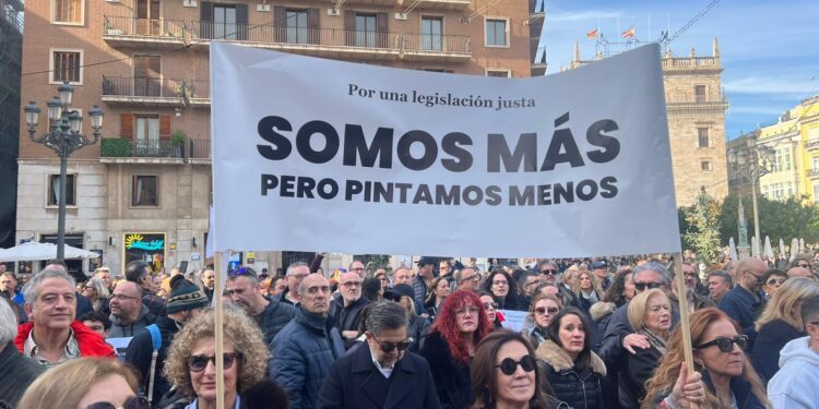 Cerca de mil personas en la Manifestación de autónomos en Valencia este domingo