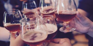 61% de universitarios sigue consumiendo alcohol, con 18% de nuevos casos en dos años