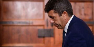 carlos mazon anuncia su dimision en diferido lo que le permitira seguir presidiendo el consell 16 9 da39 scaled 1