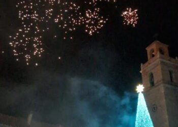 Casas Bajas enciende la Navidad con una gran fiesta familiar