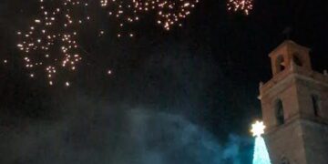 Casas Bajas enciende la Navidad con una gran fiesta familiar