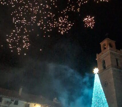 Casas Bajas enciende la Navidad con una gran fiesta familiar