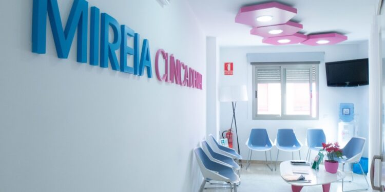 Muere una niña de 6 años y otra de 4 lucha por su vida en la UCI tras sendos tratamientos dentales en Alzira