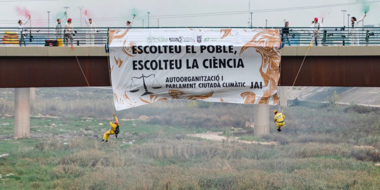 Activistas se cuelgan del Puente de la Solidaridad para reclamar soluciones contra la crisis ecosocial