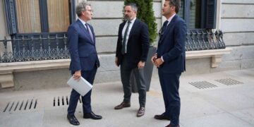 el presidente del pp alberto nunez feijoo i conversa con el presidente de vox santiago abascal c a s da39