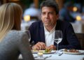 Los papeles que Mazón firmó en El Ventorro: una lista urgente de deportistas de élite 11 imagen del president de la Generalitat Carlos Mazon de frente comiendo con una chica rubia que esta espaldas en un restaurante 3 1