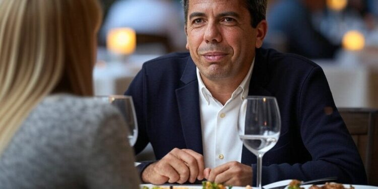 Los papeles que Mazón firmó en El Ventorro: una lista urgente de deportistas de élite 1 imagen del president de la Generalitat Carlos Mazon de frente comiendo con una chica rubia que esta espaldas en un restaurante 3 1