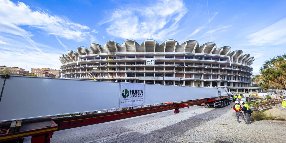 Llegan los primeros pilares de acero de 38 metros desde La Coruña que soportarán la cubierta del Nou Mestalla