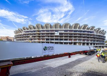 Llegan los primeros pilares de acero de 38 metros desde La Coruña que soportarán la cubierta del Nou Mestalla