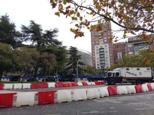 NFL con sabor a español: Madrid vibra con el fútbol americano 13 policia aledanos bernabeu partido nfl madrid 2025