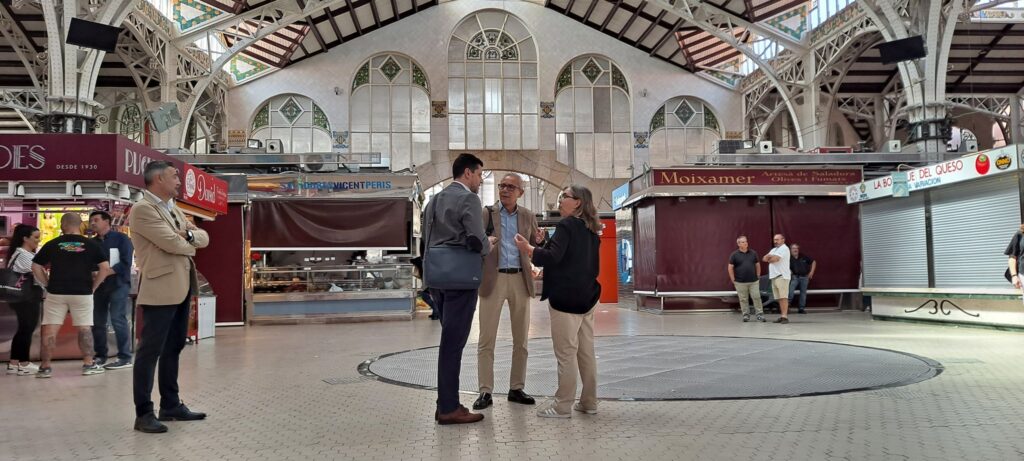 El Mercado Central de Valencia lavará su cara pero sólo por el exterior, mientras seguirá el interior esperando 2 santi ballester cristina gerente mercado central