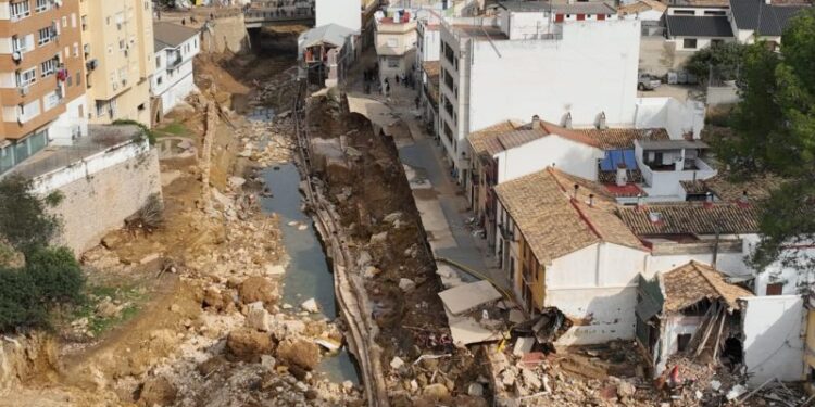 Trágico accidente laboral en Casinos: fallece un operario de Tragsa atrapado entre dos bulldozer durante las tareas de limpieza de la DANA 1 Trágico accidente laboral en Casinos: fallece un operario de Tragsa atrapado entre dos bulldozer durante las tareas de limpieza de la DANA