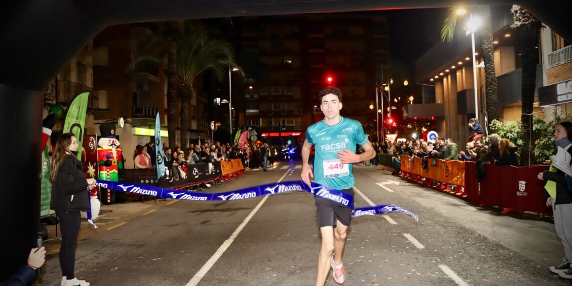 Torrent desborda solidaridad y color en una San Silvestre de récord