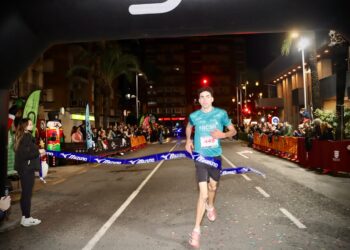 Torrent desborda solidaridad y color en una San Silvestre de récord