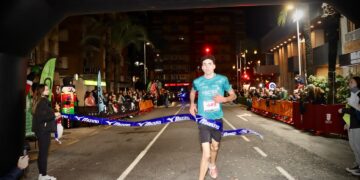 Torrent desborda solidaridad y color en una San Silvestre de récord