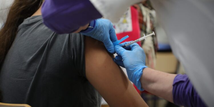 Sanidad activa un refuerzo de 273 contrataciones ante el pico de la curva epidemiológica de las infecciones respiratorias