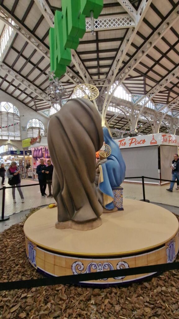 De belén entrañable a "fallita exprés": la Navidad en el Mercat Central se transforma en decoración de saldo 3 544c3be2 a6bd 477e 903e a15ffdfd75f3