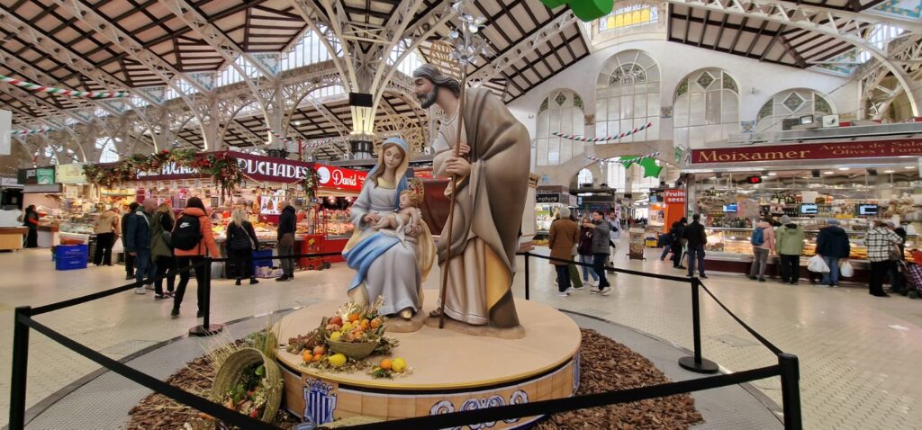 De belén entrañable a "fallita exprés": la Navidad en el Mercat Central se transforma en decoración de saldo 4 888d7e5f 399e 44be b617 228a2cb16653