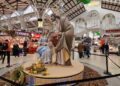 De belén entrañable a «fallita exprés»: la Navidad en el Mercat Central se transforma en decoración de saldo