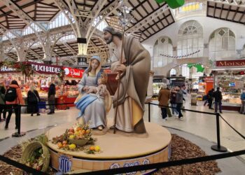 De belén entrañable a «fallita exprés»: la Navidad en el Mercat Central se transforma en decoración de saldo
