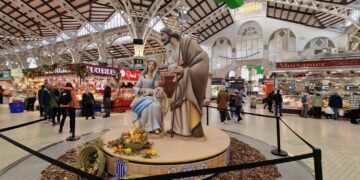 De belén entrañable a «fallita exprés»: la Navidad en el Mercat Central se transforma en decoración de saldo
