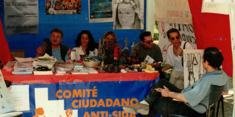 La Universitat de Valéncia inaugura una exposición sobre 35 años de activismo frente al VIH y el sida