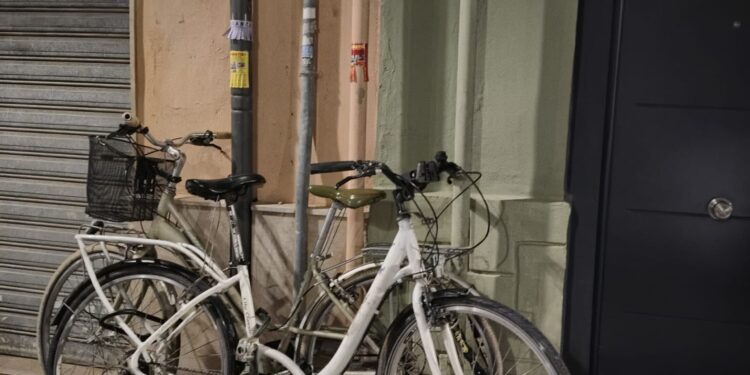 Bicicletas amarradas a canerias en un bajo turistico de Valencia el problema que nadie quiere ver 4