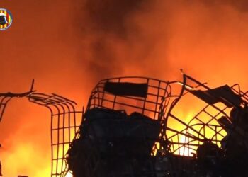 8 Dotaciones de Bomberos Luchan contra un Incendio Industrial en una Nave de Alzira con Materiales Variados 14 8 Dotaciones de Bomberos Luchan contra un Incendio Industrial en una Nave con Materiales Variados