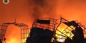 8 Dotaciones de Bomberos Luchan contra un Incendio Industrial en una Nave con Materiales Variados