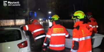 Los Bomberos de la Diputació de Castelló rescatan a un vecino aislado por el Agua en Vilarreal