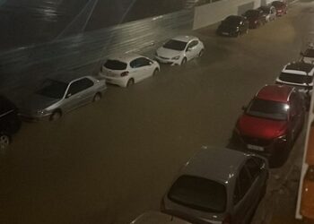 Una fuerte tromba de agua descarga en l'Horta Sur y anega calles en Catarroja 14 Una fuerte tromba de agua descarga en l'Horta Sur y anega calles en Catarroja