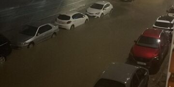 Una fuerte tromba de agua descarga en l'Horta Sur y anega calles en Catarroja