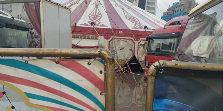 Las lluvias pasan factura a los circos: El Circo Raluy tiene los accesos inundados