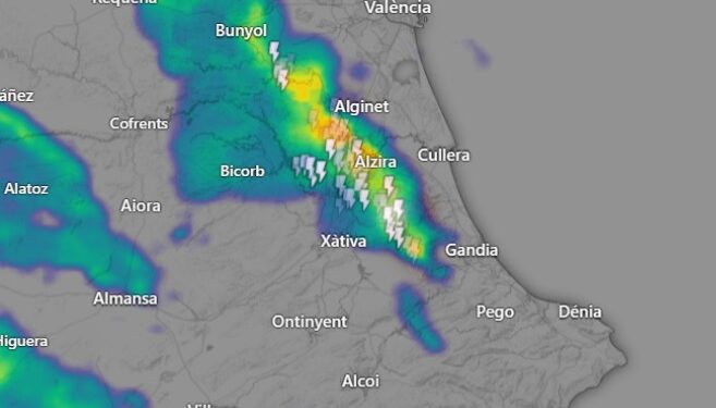 Un fuerte tren conventivo de tormentas descarga más de 110 litros de lluvia en Simat de la Valldigna