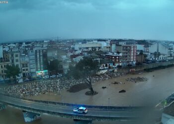 El barranco del Poyo con agua de parte a parte en Paiporta