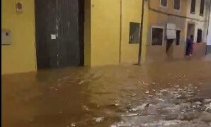 El desbordamiento del Barranco de Barcheta inunda zonas de Carcaixent