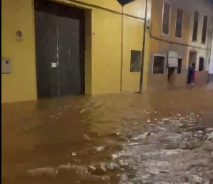 Noche larga en muchas zonas con varios desalojos de vecinos por el nivel del agua. Los vecinos exigen soluciones YA 1 El desbordamiento del Barranco de Barcheta inunda zonas de Carcaixent