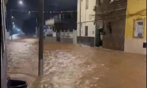 El desbordamiento del Barranco de Barcheta inunda zonas de Carcaixent