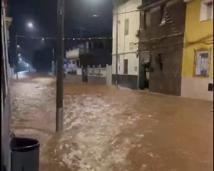 El desbordamiento del Barranco de Barcheta inunda zonas de Carcaixent
